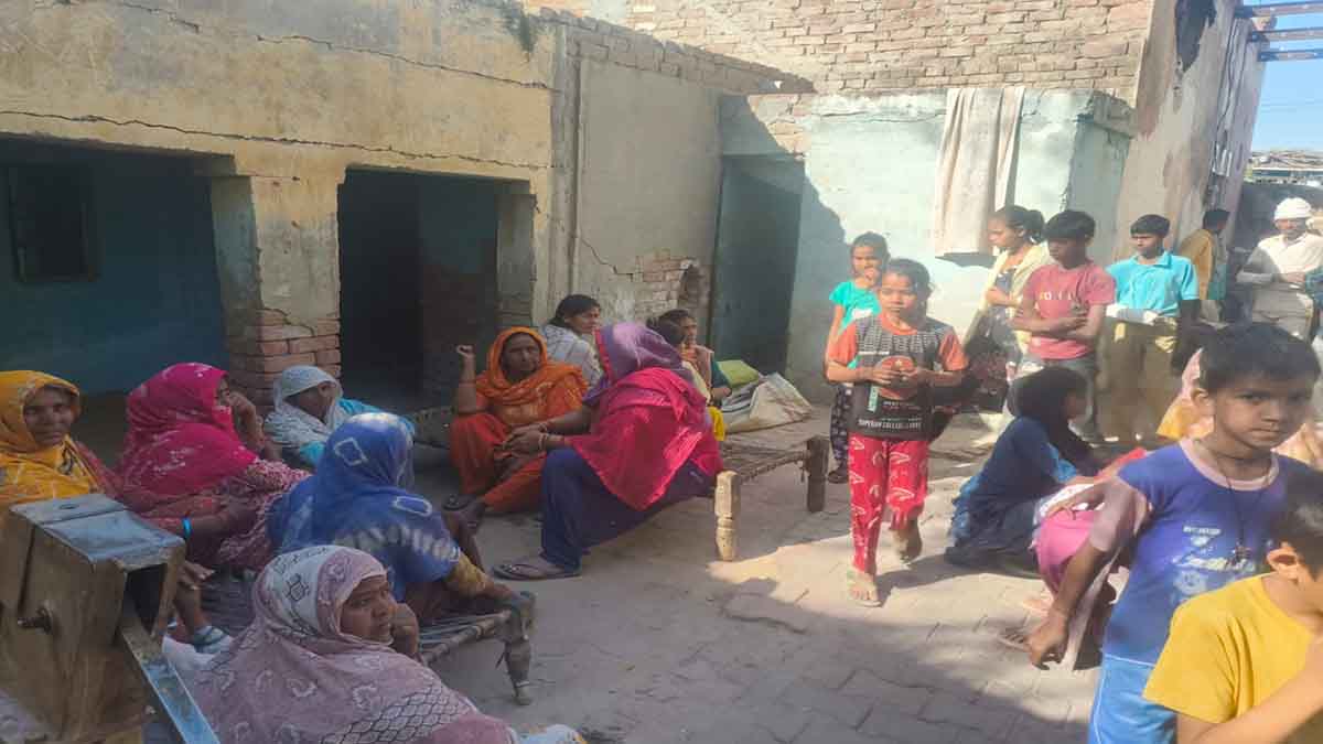 बुजुर्ग मजदूर की हत्या रट बिलखते परिजन 