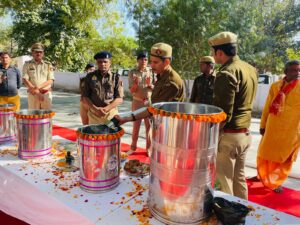 Banda में महाकुंभ स्नान से वंचित श्रद्धालुओं के लिए गंगाजल वितरण की विशेष व्यवस्था।