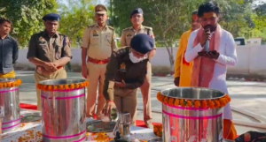 Banda में महाकुंभ स्नान से वंचित श्रद्धालुओं के लिए गंगाजल वितरण की विशेष व्यवस्था।