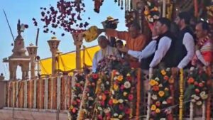 ' बरसाना में CM Yogi ने खेली फूलों की होली,अयोध्या, काशी के बाद अब मथुरा की बारी...'
