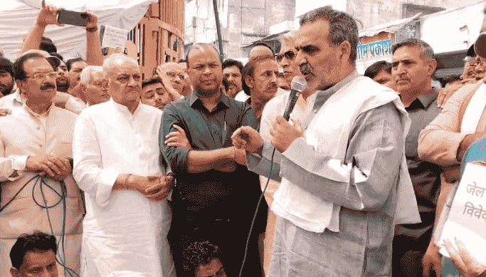 उत्तर प्रदेश के Shamli में शिवकुटी मंदिर की जमीन पर विवाद Vivek Premi aur Sanjeev Baliyan ka Dharna"