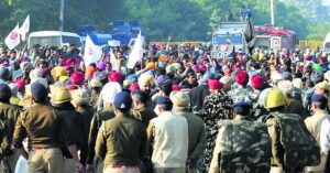 Chandigarh आ रहे किसानों को पुलिस ने रोका, लगा भीषण जाम; पंढेर बोले- भगवंत मान के पुतले जलाएंगे