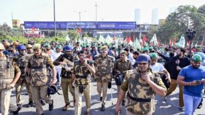 Chandigarh आ रहे किसानों को पुलिस ने रोका, लगा भीषण जाम; पंढेर बोले- भगवंत मान के पुतले जलाएंगे