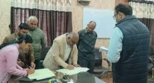 DM ने अचानक सरकारी अस्पताल में मारा छापा, जमीन पर बैठे मिले मरीज; CMO-ACMO से जवाब-तलब