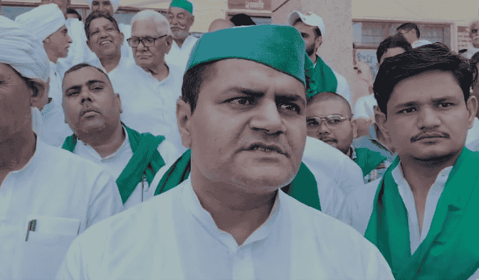 Farmers gathered at the Shamli District Office