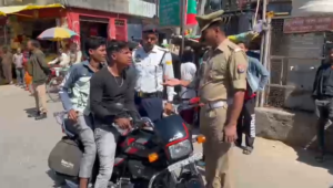Kasganj में यातायात नियमों का सख्ती से पालन, टीएसआई ने चलाया वाहन चेकिंग अभियान, 50 से अधिक चालान काटे।