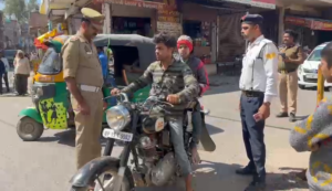 Kasganj में यातायात नियमों का सख्ती से पालन, टीएसआई ने चलाया वाहन चेकिंग अभियान, 50 से अधिक चालान काटे।