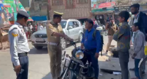Kasganj में यातायात नियमों का सख्ती से पालन, टीएसआई ने चलाया वाहन चेकिंग अभियान, 50 से अधिक चालान काटे।