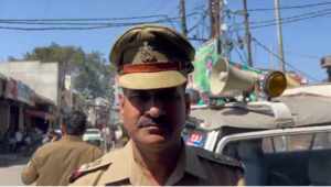 Kasganj में यातायात नियमों का सख्ती से पालन, टीएसआई ने चलाया वाहन चेकिंग अभियान, 50 से अधिक चालान काटे।