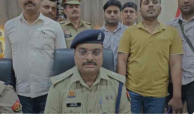Kasganj में चार शातिर लुटेरे गिरफ्तार, लूट की रकम और अवैध हथियार बरामद Kasganj SOG Team Arrests 4 Robbers – Major Loot Recovery of 1.58 Lakhs