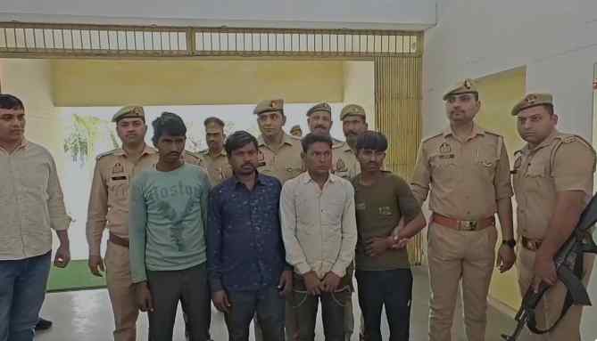 Kasganj SOG Team Ne 4 Shatir Luteron Ko Pakda"
