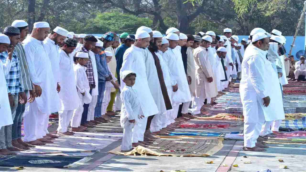 Moradabad ईद उल फितर की नमाज के दौरान हंगामा, पुलिस ने किया स्थिति को काबू "Moradabad Police Control Chaos During Eid Prayer"