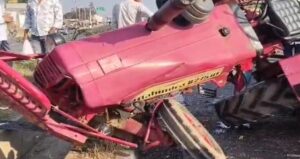 Muzaffarnagar में ओवरलोड ट्रैक्टर-ट्रॉली का कहर! 6 वाहन हुए क्षतिग्रस्त, चालक फरार। Muzaffarnagar में ओवरलोड ट्रैक्टर-ट्रॉली का कहर! 6 वाहन हुए क्षतिग्रस्त, चालक फरार।