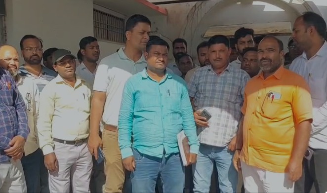 Subhaspa MLA Bediram ke Pratinidhi ne PWD Engineer ko maara"