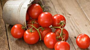 Tomato न सिर्फ खाने के स्वाद को बढ़ाता, बल्कि सेहत को भी पहुंचाता है ये कई लाभ...