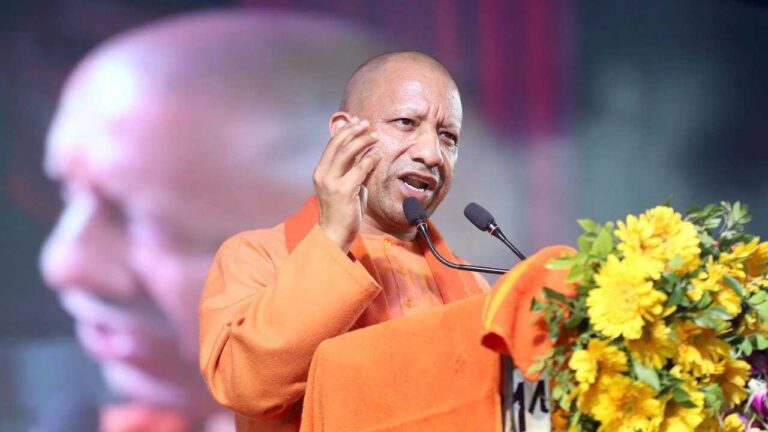 मुख्यमंत्री योगी आदित्यनाथ काशी में नियुक्ति पत्र वितरण कार्यक्रम