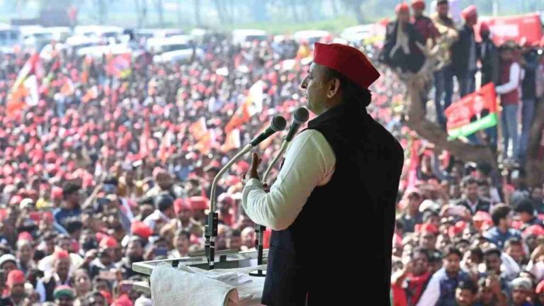 Akhilesh Yadav addressing Mahwa Block public event