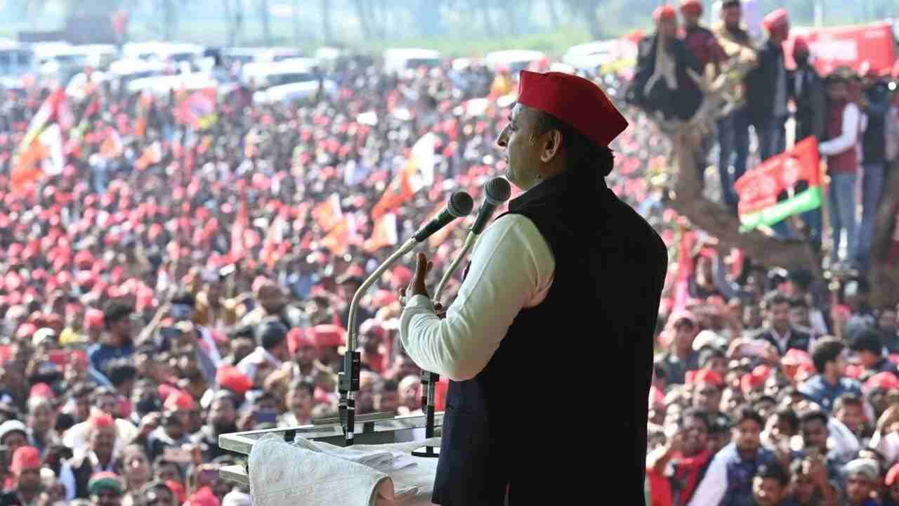 Akhilesh Yadav addressing Mahwa Block public event