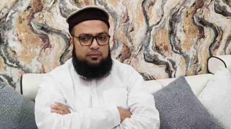 Applying Mehendi from gair-Mahram is Against Shariah