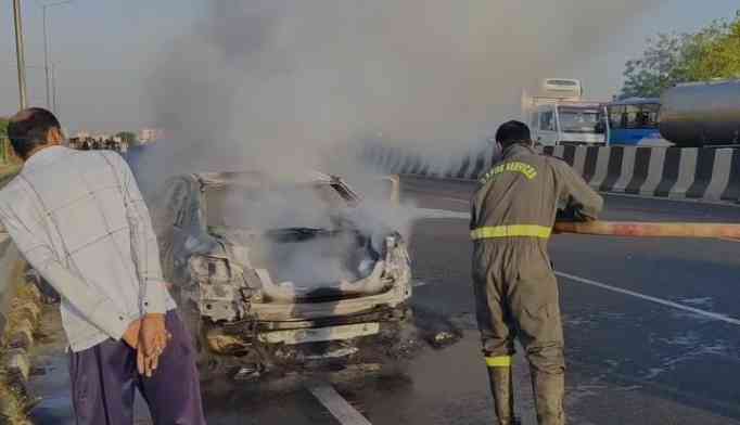 Hapur के नेशनल हाईवे 9 पर मर्सिडीज़ बेंज कार में अचानक लगी आग Hapur Mercedes Benz Car Fire Incident
