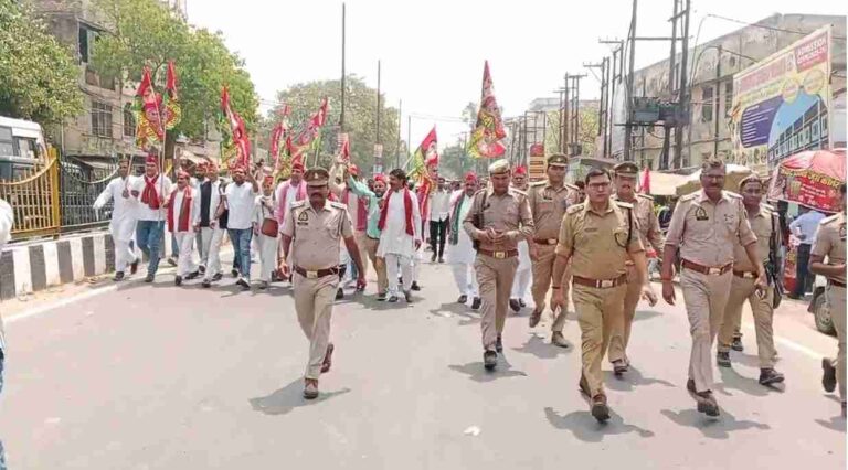 SP Workers Burn Rekha Gupta's Effigy in Hapur Protest