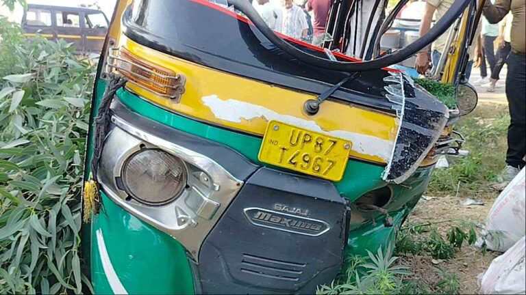 "KASGANJ Road Accident - Auto and E-Rickshaw Collision