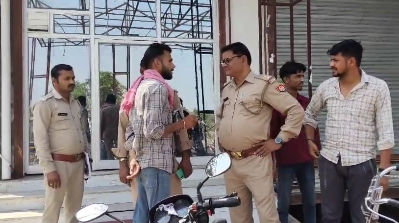 Kannauj पुलिस का बड़ा छापा, होटल में देह व्यापार के 15 आरोपी गिरफ्तार! Kannauj Hotel Raided: Police Nabs 15 in Prostitution Scandal