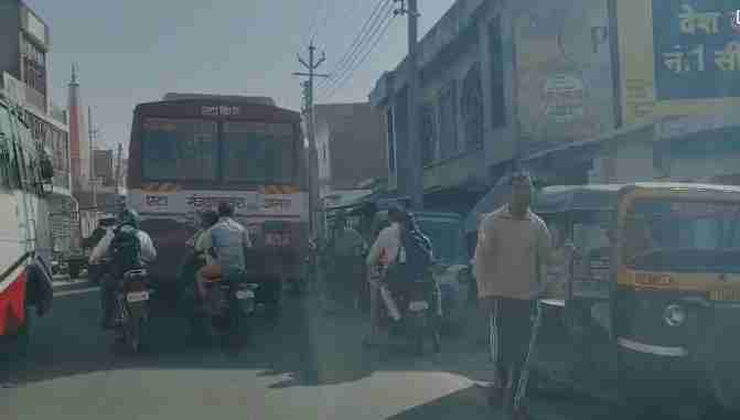 Kashganj के सिढपुरा कस्बे में ऑटो और ई-रिक्शा के कारण सड़क पर जाम की समस्या Kashganj Sidpur road traffic jam