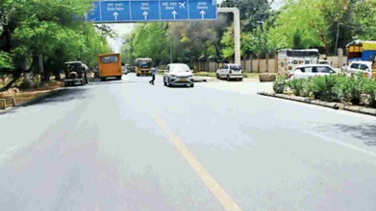 Kisano apni fasal lekar sudhari hui sadak se mandi ja rahe hain