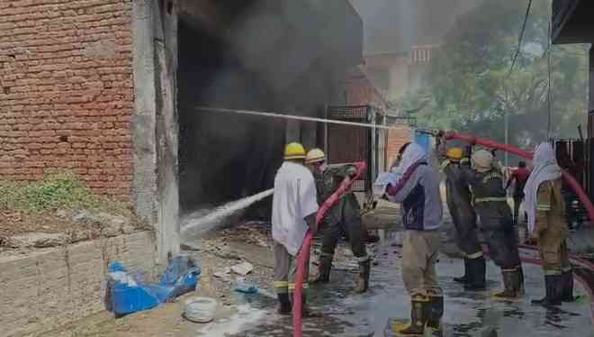 Massive fire in chemical warehouse in Ghaziabad, Modinagar"