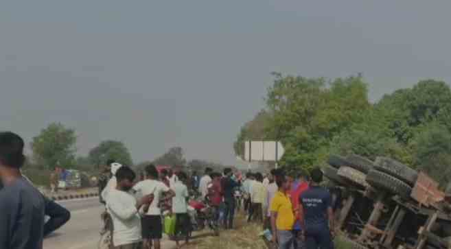 Nandganj oil tanker accident causing oil spill and theft