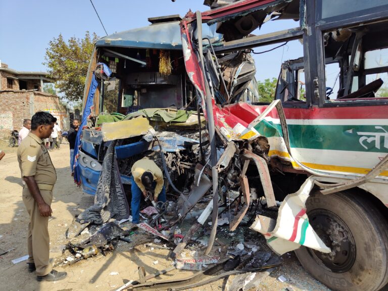 Sambhal में रोडवेज और निजी बस की टक्कर की तस्वीर