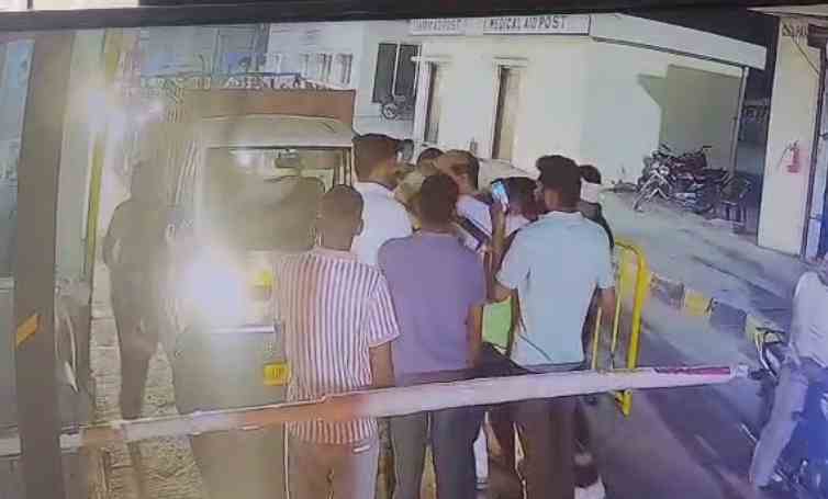 Shamli Toll Plaza Attack - CCTV Footage of Villagers Attacking Toll Workers."
