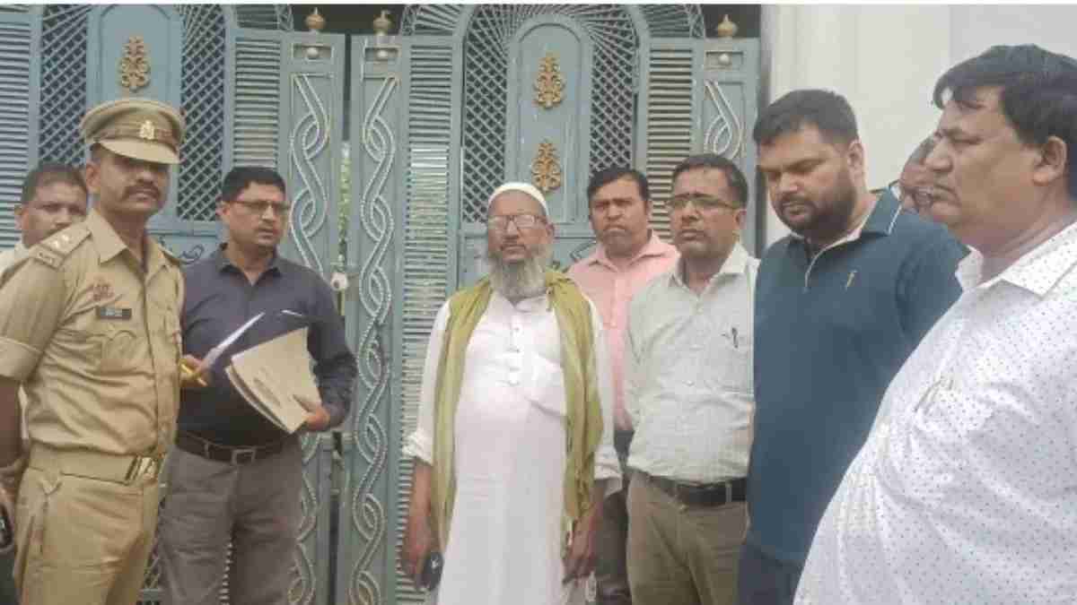 यूपी के Shrawasti में अवैध मदरसों पर प्रशासन की कड़ी कार्रवाई, चार मदरसे सील Shrawasti mein chal rahe avaidh madraso ko seal kiya gaya.