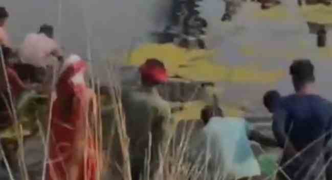 नंदगंज में Oil टैंकर पलटने से मची अफरा-तफरी, हजारों लोग तेल लेकर भागे oil tanker accident causing oil spill and theft