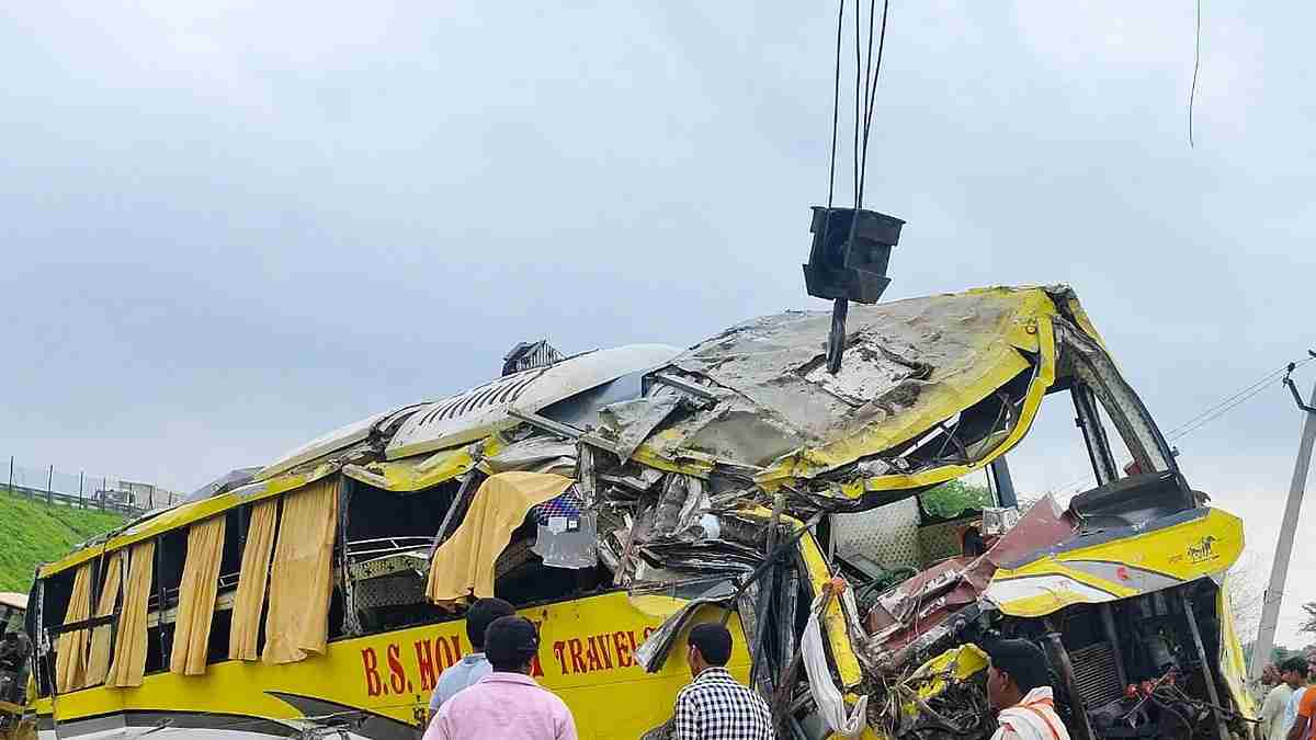 आगरा-लखनऊ Expressway पर भीषण सड़क हादसा: बस चालक की मौत Agra-Lucknow Expressway Bus Accident