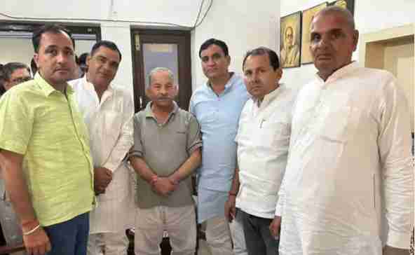 Baghpat Dr. Rajkumar Sangwan discussing road development projects