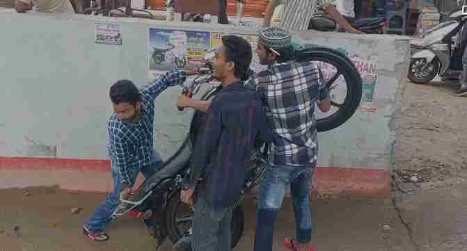 Baghpat का बिनौली अंडरपास बना तालाब, बारिश के बाद थमी जिंदगी! Baghpat district, completely halting traffic.