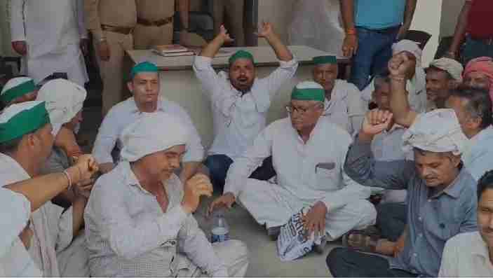 Bhakiyu workers protesting against offensive comments on Rakesh Tikait in Khurja.
