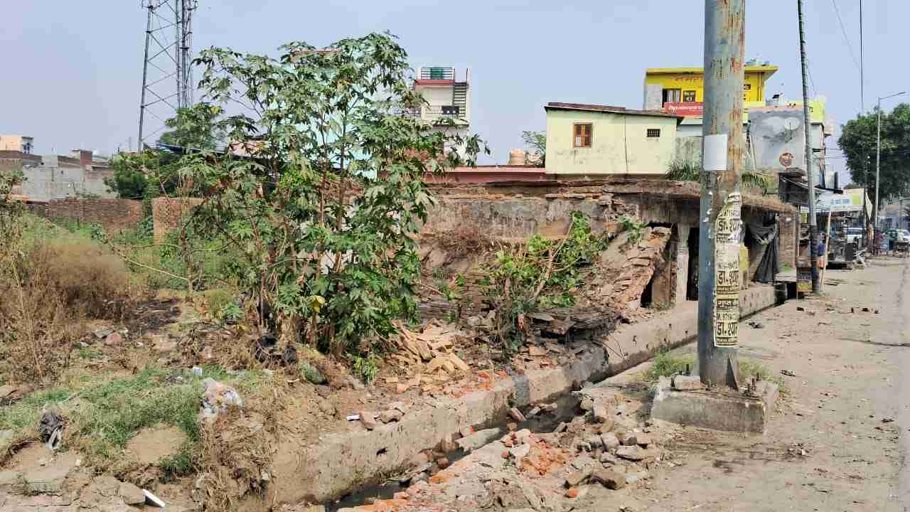 Bijnor में प्राइवेट बस चालक की नींद से हुआ भयानक हादसा,जाने पूरा मामला Bijnor mein ek private bus ne shops ko takkar mari,