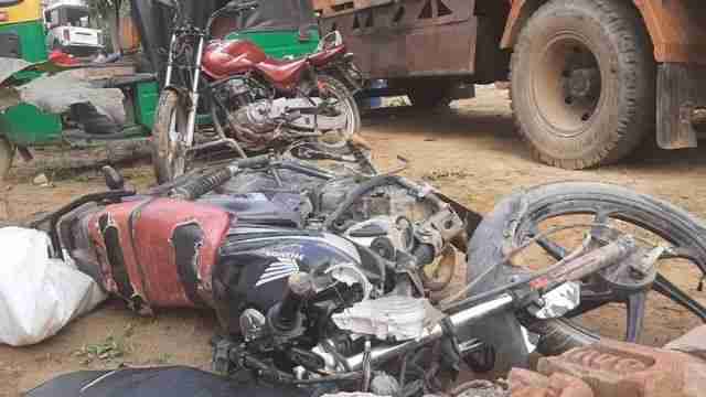 Bulandshahr Khurja mein tez raftaar mein do bikes ki takraar,