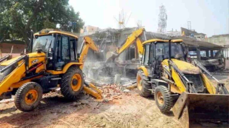 Crack in house during Bareilly encroachment removal