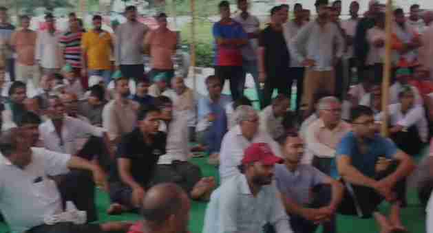 गाजियाबाद के Farmersका धरना प्रदर्शन, 2014 समझौते की मांग पर बड़ा ऐलान Farmers sitting on protest and holding a Mahapanchayat