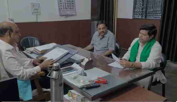 Farmers submitting memorandum troubled by illegal mining in Loni area