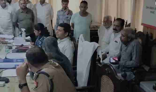 समाधान दिवस में सांसद Ikra Hassan का अचानक आगमन, अधिकारी चौंके Ikra Hassan interacting with officials at Samadhan Divas