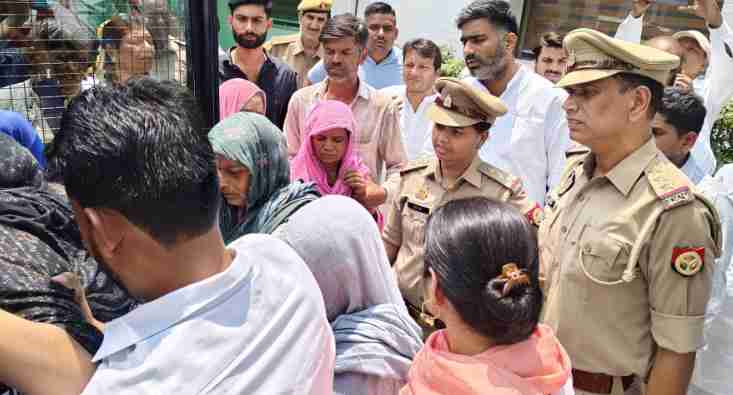 Meerut पुलिस द्वारा महिलाओं को पीटने का मामला: राजनीतिक रंग में बदलती स्थिति Meerut Police Women Beating