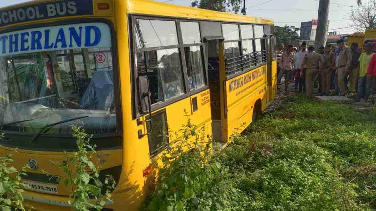 Saharanpur थाना नानौता क्षेत्र में हुआ स्कूल बस हादसा, जाने पूरा मामला Saharanpur School Bus Accident - Bus in Canal with Rescue Operation