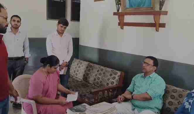 Sambhal में 33 निजी स्कूलों पर जुर्माना! जिलाधिकारी ने किया बड़ा एक्शन Sambhal Schools Fine For Forced Book Purchases