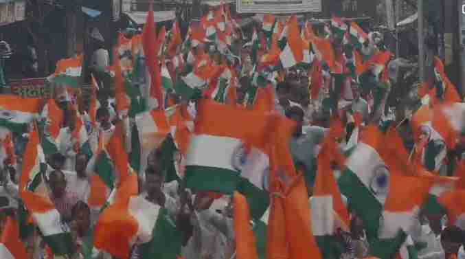 Baghpat में तिरंगा यात्रा का आयोजन: एक राष्ट्रीय एकता का प्रतीक Tiranga Yatra organized in Baghpat's Badaut town.