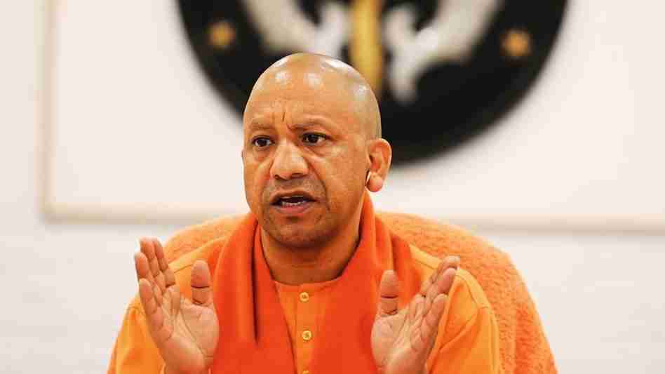 Uttar Pradesh ke ek shahar ka vikas, jisme saaf-suthra road aur hariali